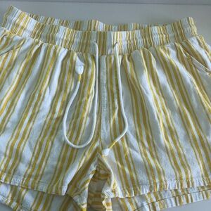 Torrid 2X Yellow White Striped Shorts Pull on Drawstring Size 18 20 Rayon Linen
